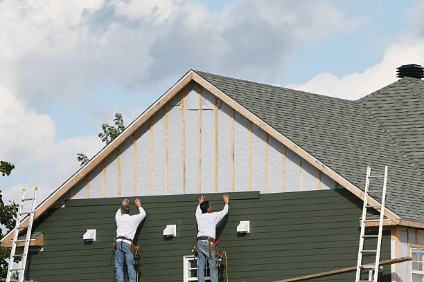 Professional Siding technician working in Bartlett, TX